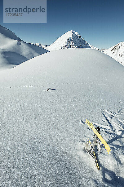 Wandertafel auf verschneitem Berg  Lechtaler Alpen  Tirol  Österreich