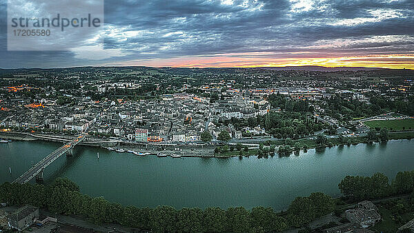 Frankreich  Saone-et-Loire  Tournus  Wolken über der Stadt am Flussufer bei Sonnenuntergang
