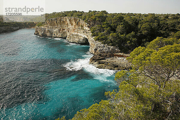 Spanien  Mallorca  Na Fontanela Küstenlinie am blauen Meer