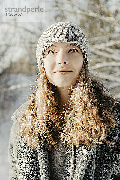 Porträt eines schönen Teenagers mit Strickmütze