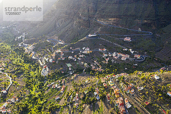 Spanien  Valle Gran Rey  Drohnenansicht von Dorf und kurvenreicher Straße im Tal von La Gomera