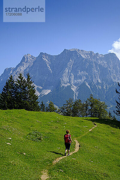 Wanderin auf Bergpfad in Richtung Zugspitze