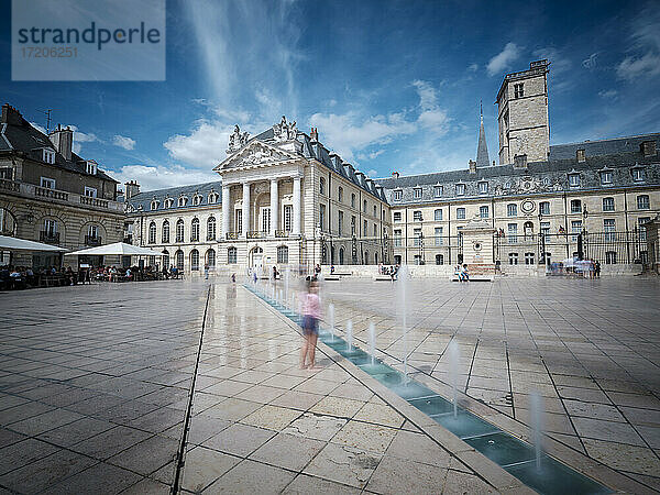 Frankreich  Cote-dOr  Dijon  Stadtplatz vor dem Palast der Herzöge und Stände von Burgund