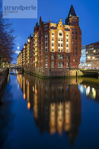 Deutschland  Hamburg  Hollandischbrookfleet Kanal bei Nacht