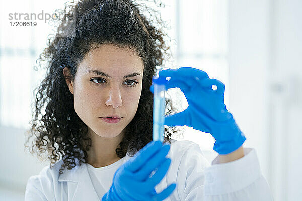 Eine Forscherin untersucht eine Klinik für chemische Lösungen