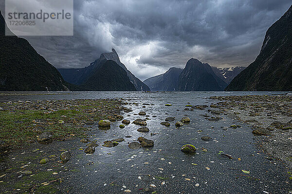 Neuseeland  Fiordland  Gewitterwolken über der malerischen Küstenlinie des Milford Sound