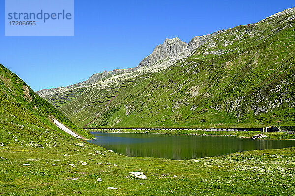 Schweiz  Graubünden  Oberalpsee in sommerlicher Berglandschaft