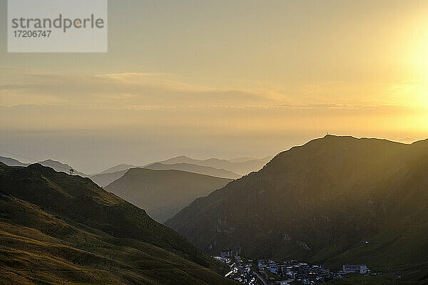 Frankreich  Hautes-Pyrenees  Bagneres-de-Bigorre  Sonnenaufgang über dem Pass Col du Tourmalet  Frankreich