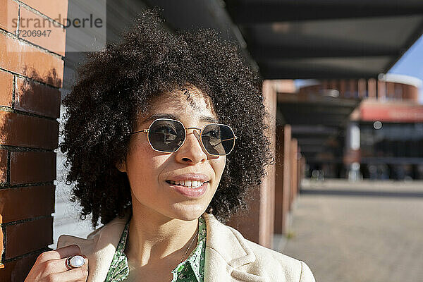 Afro junge Frau mit Sonnenbrille an einem sonnigen Tag