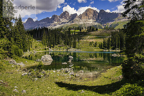 Italien  Südtirol  Aussicht auf den Karersee im Sommer