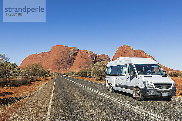 Australien  Nordterritorium  Wohnmobil auf der Kata Tjuta Straße durch die Zentralaustralische Wüste
