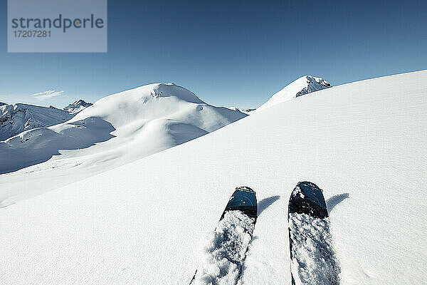 Skier auf Schnee gegen blauen Himmel  Namloser Wetterspitze  Lechtaler Alpen  Tirol  Österreich