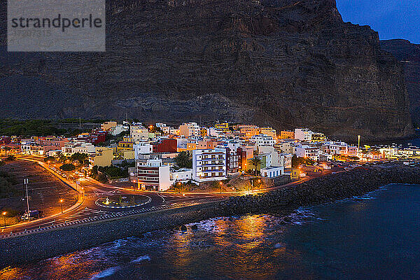 Spanien  Valle Gran Rey  Drohnenansicht der Stadt am Rande der Insel La Gomera in der Abenddämmerung