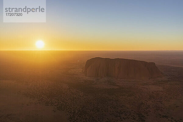 Australien  Northern Territory  Luftaufnahme des Uluru bei Sonnenaufgang