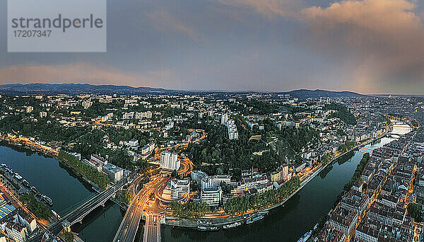 Frankreich  Auvergne-Rhone-Alpes  Lyon  Luftpanorama der Stadt am Fluss in der Abenddämmerung