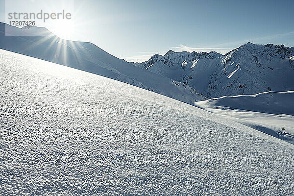 Namloser Wetterspitze verschneites Gebirge an einem sonnigen Tag  Lechtaler Alpen  Tirol  Österreich