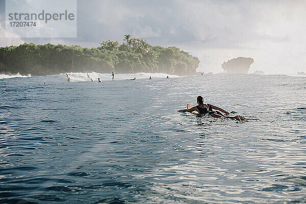 Frau auf Surfbrett auf dem Meer  Insel Siargao  Philippinen