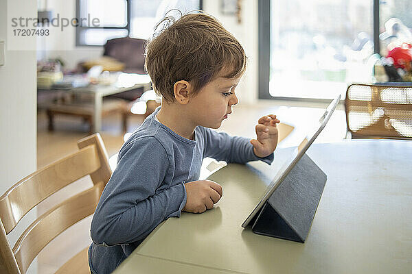 Junge lernt mit digitalem Tablet zu Hause