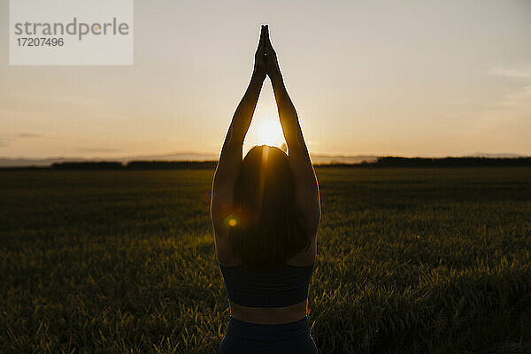 Frau übt Yoga in der Natur