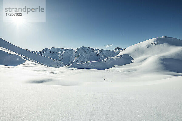 Schneebedeckter Berg an einem sonnigen Tag  Lechtaler Alpen  Tirol  Österreich