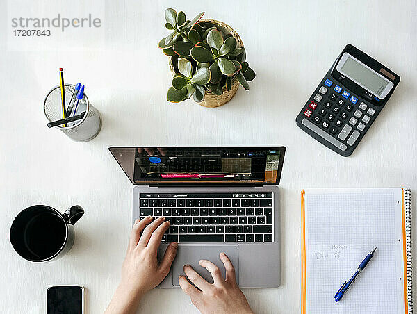 Geschäftsmann plant Strategie am Laptop am Schreibtisch im Heimbüro