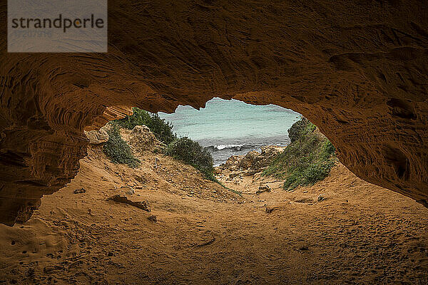 Spanien  Mallorca  Cala des Moro  Meer von Sandsteinhöhle aus gesehen
