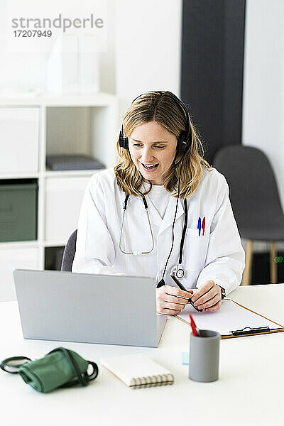 Weibliche Ärztin bei der Online-Beratung über einen Laptop in einer medizinischen Klinik
