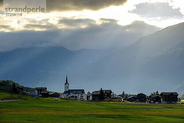 Schweiz  Wallis  Ulrichen Dorf in den Bergen bei Sonnenaufgang