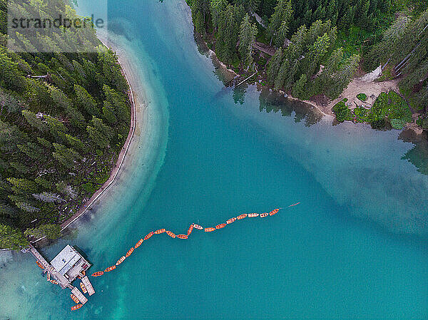 Boote vor Anker im Pragser Wildsee in den Dolomiten  Südtirol  Italien