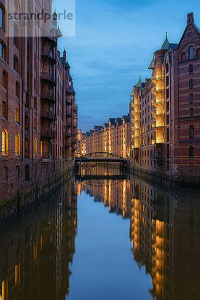 Deutschland  Hamburg  Wandrahmsfleet-Kanal in der Abenddämmerung