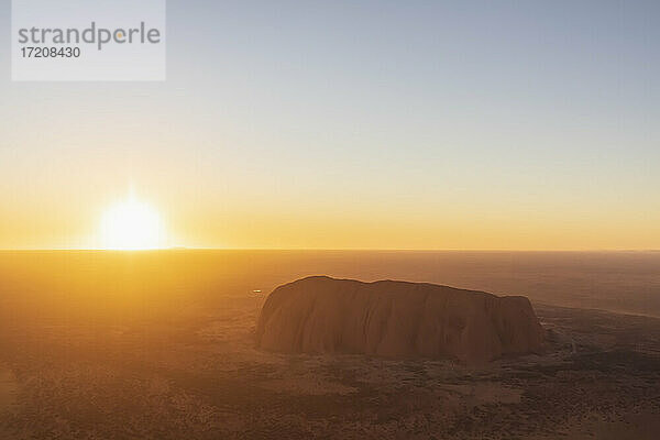 Australien  Northern Territory  Luftaufnahme des Uluru bei Sonnenaufgang