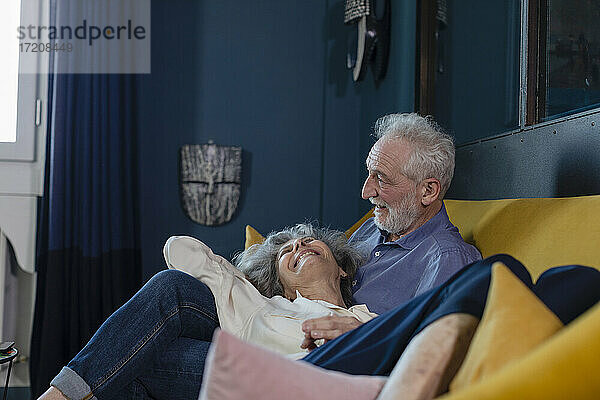 Glückliches älteres Paar  das sich zu Hause auf dem Sofa ausruht