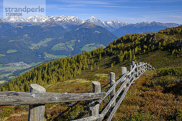 Italien  Holzzaun in den Dolomiten