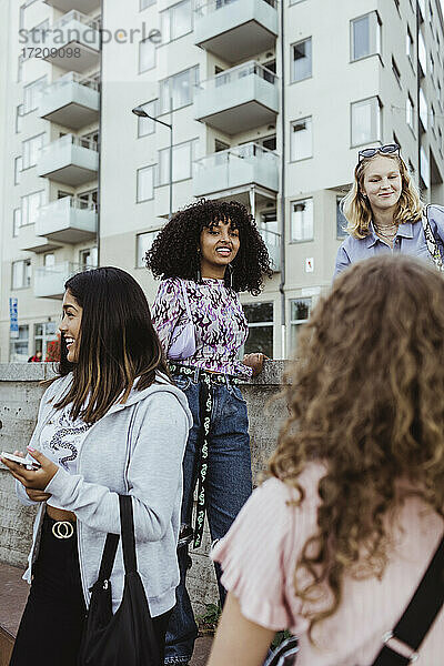 Freundinnen reden gegen das Bauen in der Stadt