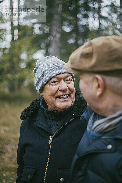 Glückliches homosexuelles Paar schaut sich im Wald an