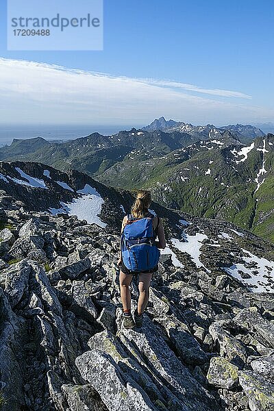 Wanderin  Ausblick auf Berge und Landschaft vom Gipfel des Rundfjellet  Lofoten  Nordland  Norwegen  Europa