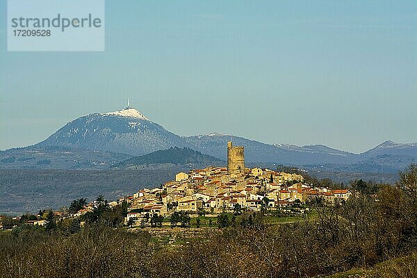 Das Dorf Montpeyroux  ausgezeichnet als die schönsten Dörfer Frankreichs  mit dem Vulkan Puy de Dome im Hintergrund  Auvergne-Rhone-Alpes  Frankreich  Europa