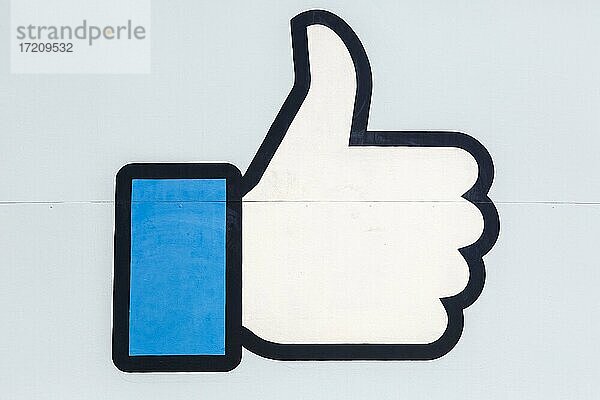 Facebook Daumen hoch like Logo Symbol Zeichen an der Zentrale in Menlo Park  USA  Nordamerika