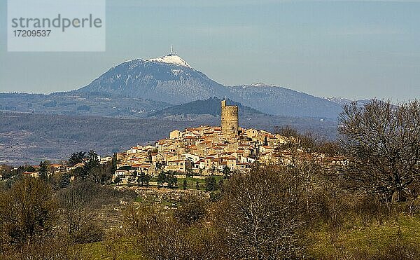 Das Dorf Montpeyroux  ausgezeichnet als die schönsten Dörfer Frankreichs  mit dem Vulkan Puy de Dome im Hintergrund  Auvergne-Rhone-Alpes  Frankreich  Europa