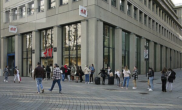 Kunden stehen Schlange vor H&M  Click & Meet Shopping mit QR-Code  digitale Kontaktnachverfolgung im Einzelhandel  Corona-Krise  Stuttgart  Baden-Württemberg  Deutschland  Europa