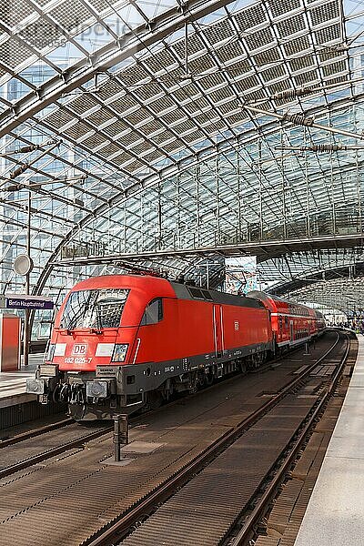 Regionalbahn Lokomotive Zug Bahn im Bahnhof Hauptbahnhof Hbf in Berlin  Deutschland  Europa