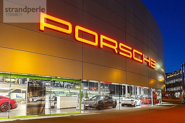 Porsche Händler Autohaus Auto Autos Zuffenhausen moderne Architektur in Stuttgart  Deutschland  Europa