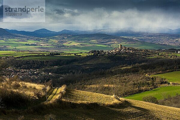 Blick auf Montpeyroux und die Ebene der Limagne  beschriftet mit Les Plus Beaux Villages de France  Die schönsten Dörfer Frankreichs  Departement Puy de Dome  Auvergne rhone Alpes  Frankreich  Europa