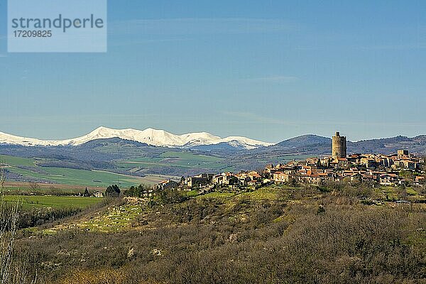 Dorf Montpeyroux und Blick auf das Sancy-Massiv im Winter  Beschriftung Les Plus Beaux Villages de France  Departement Puy de Dome  Auvergne-Rhone-Alpes  Frankreich  Europa