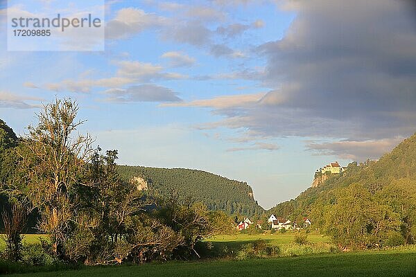 Schloss Werenwag  Donau  Donautal  Dorf  Fluss  Wolken  Hausen im Tal  Naturpark Obere Donau  Baden-Württemberg  Deutschland  Europa