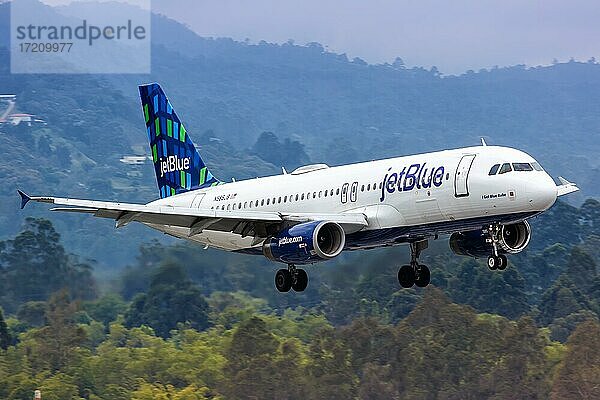 Ein Airbus A320 Flugzeug der JetBlue mit dem Kennzeichen N585JB landet auf dem Flughafen Medellin Rionegro  Kolumbien  Südamerika
