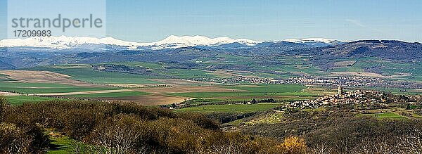 Dorf Montpeyroux und Blick auf das Sancy-Massiv im Winter  Beschriftung Les Plus Beaux Villages de France  Departement Puy de Dome  Auvergne-Rhone-Alpes  Frankreich  Europa