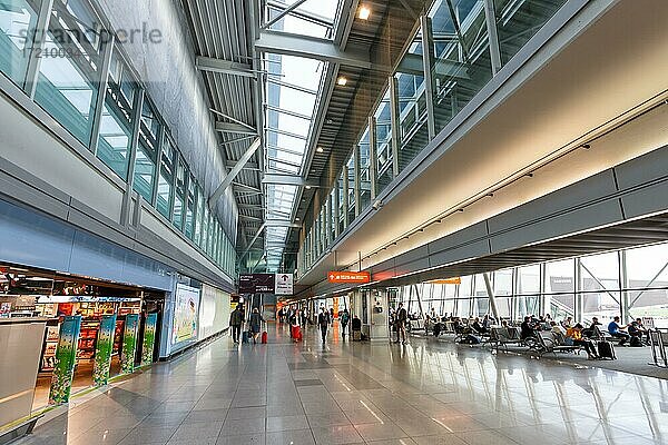 Terminal des Flughafen Warschau  Polen  Europa
