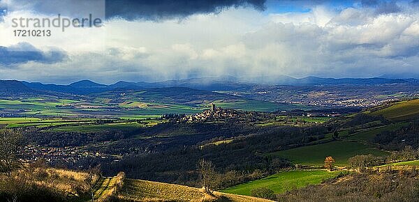 Blick auf Montpeyroux und die Ebene der Limagne  beschriftet mit Les Plus Beaux Villages de France  Die schönsten Dörfer Frankreichs  Departement Puy de Dome  Auvergne rhone Alpes  Frankreich  Europa