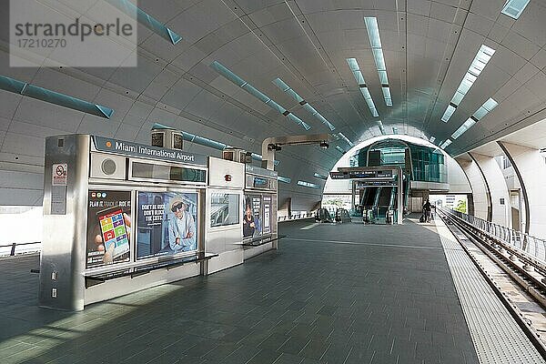 Metrorail Metro Bahnhof Station auf dem Flughafen Miami  USA  Nordamerika